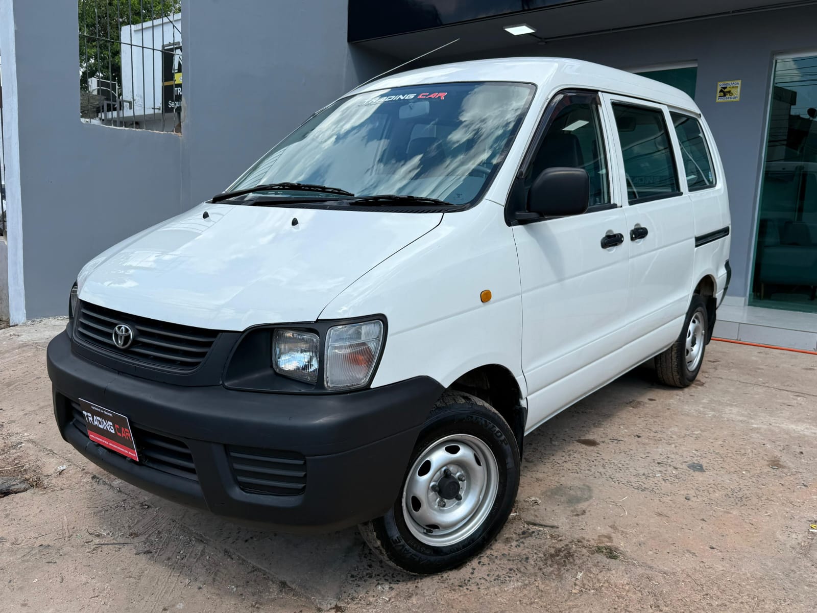 Toyota Noah Carguero
